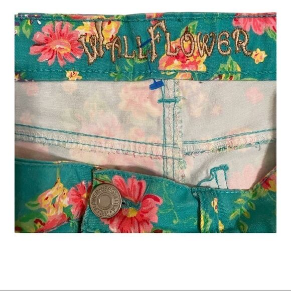 Wallflower Green Pink Floral Shorts Sz Small - Picture 3 of 3